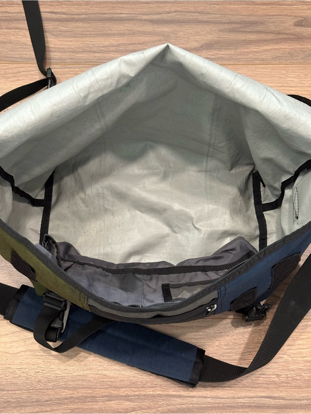 Timbuk2 Messenger Bag in Green/Gray/Blue Size Medium - Picture 7 of 11